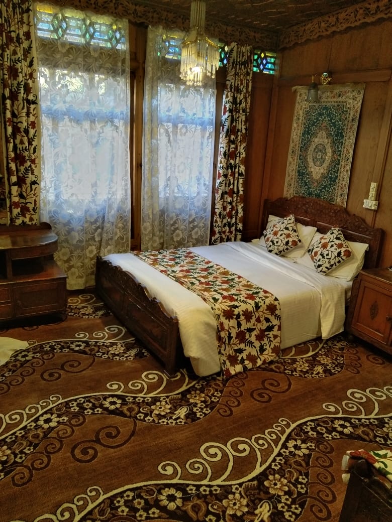 Young Morning Star House Boat